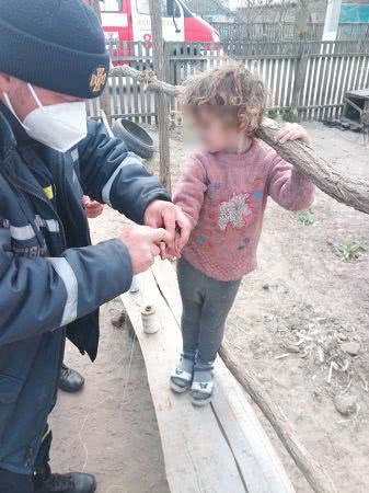 Голопристанские спасатели снимали металлическую шайбу с пальца 6-летней малышки