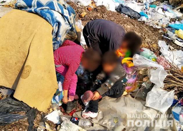 В Скадовске на свалке нашли семью с маленькими детьми