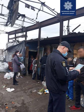 Патрульні виявили дві сім’ї із дітьми, які жили на сміттєзвалищі