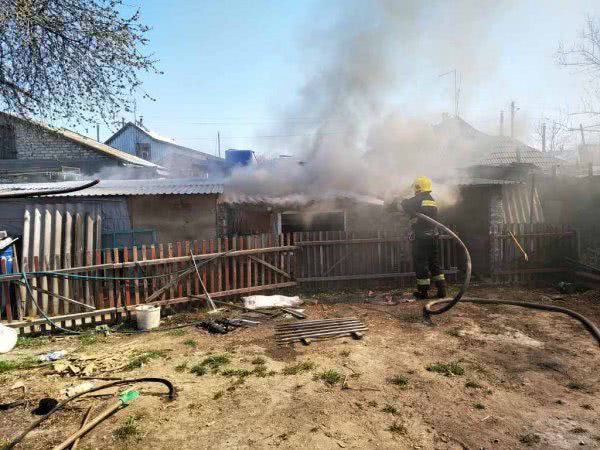 Каховські рятувальники ліквідували пожежу господарчої споруди