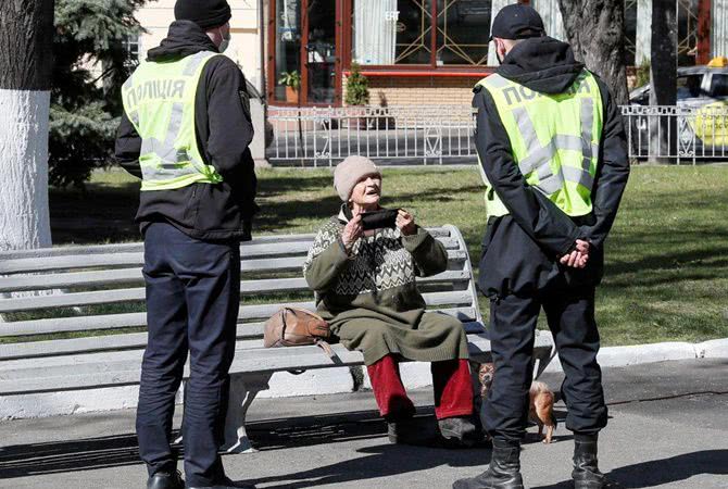 Зашел в магазин без маски, чтобы ее купить: за что выписывают "карантинные" протоколы