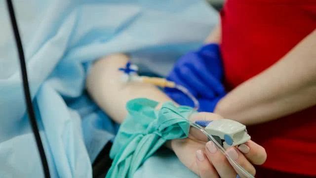 У медсестры на Херсонщине посмертно обнаружили COVID-19: 100 работников отстранили от работы