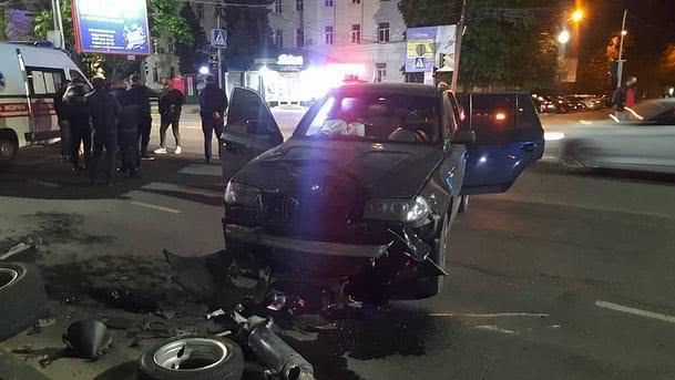 Ночью в центре Херсона произошло серьезное ДТП: пострадавших забрала "скорая"