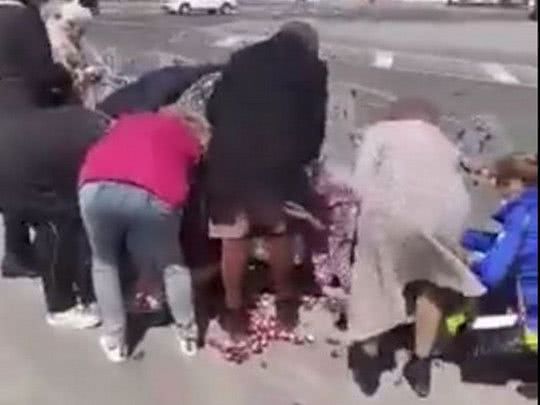 Не одна Херсонщина: в Мариуполе фермеры бесплатно раздавали редиску