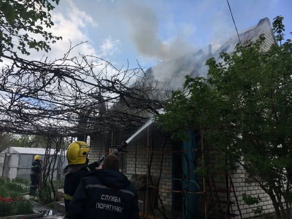 Новокаховські рятувальники ліквідували загорання дачного будинку