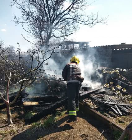В области продолжают гореть хозяйственные постройки