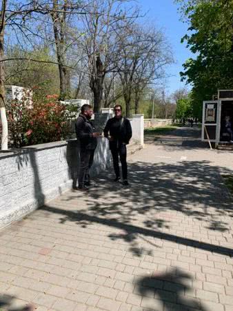 Возле ГУНП замечен человек из криминальной группировки в сопровождении братьев Сандиков