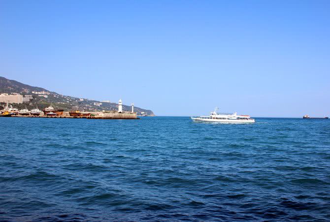 Жители Крыма: Если туристы доберутся до курорта, дальше мусорного бака и магазина их не пустят