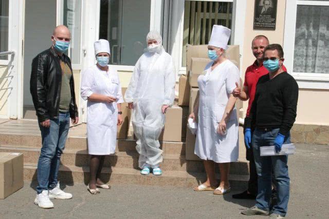 Організація "Дарувати мрії дітям" передала 400 комбінезонів та 700 респіраторів обласним лікарям