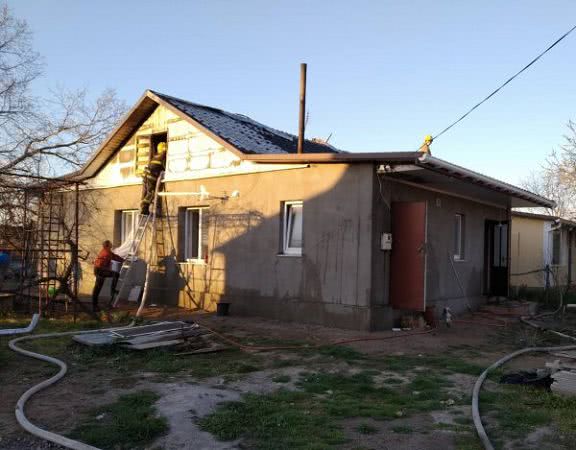Скадовські рятувальники ліквідували пожежу даху житлового будинку