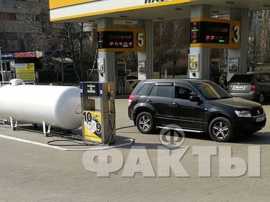 Бензин на украинских заправках подешевеет: прогноз эксперта