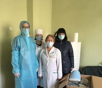 Захисні костюми і пластикові щитки отримала лікарня Карабелеша від благодійників