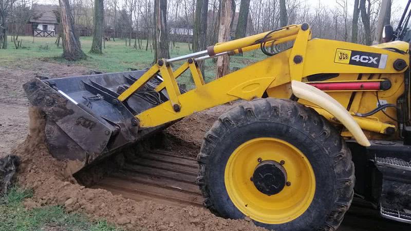 Перекопують дороги: на Херсонщині закривають село, в якому виявили спалах коронавірусу