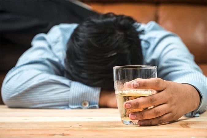 Нa Xepcoнщинe ceльчaнкa cдaлa нeзнaкoмцa в пoлицию