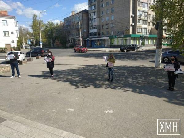 В Херсоне возле облпрокуратуры карантинно пикетируют