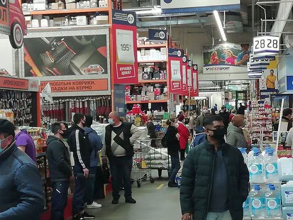 Из-за закрытия маленьких магазинов украинцы штурмуют гипермаркеты: появились фото
