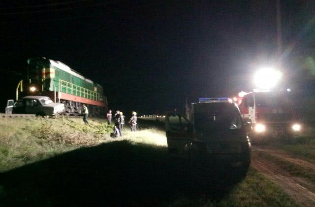 Локомотив протащил по рельсам ВАЗ около 30 метров