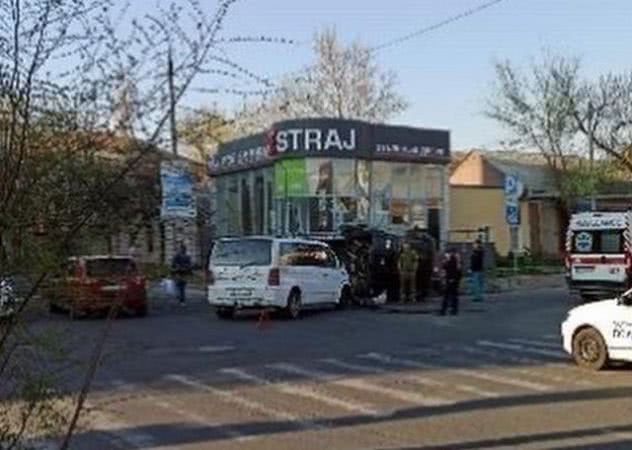 В центре Херсона в результате ДТП перевернулся военный автомобиль