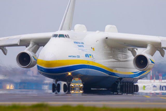 В Украину прибыл самолет-гигант "Мрия" со "спасительным" грузом: впечатляющее видео