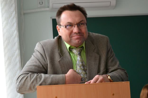 Бывший педагог обманывает херсонцев