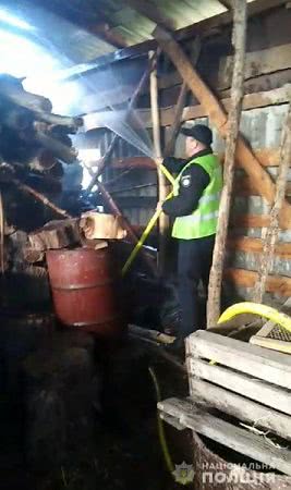На Херсонщині дільничні поліцейські загасили пожежу та врятували від вогню житловий будинок