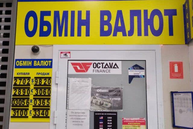 Доллар дешевеет: в чем причина и стоит ли сейчас запасаться валютой