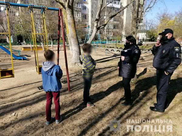 У Новій Каховці ювенальні поліцейські склали адмінпротоколи на батьків, діти яких знаходилися на вулиці без супроводу дорослих