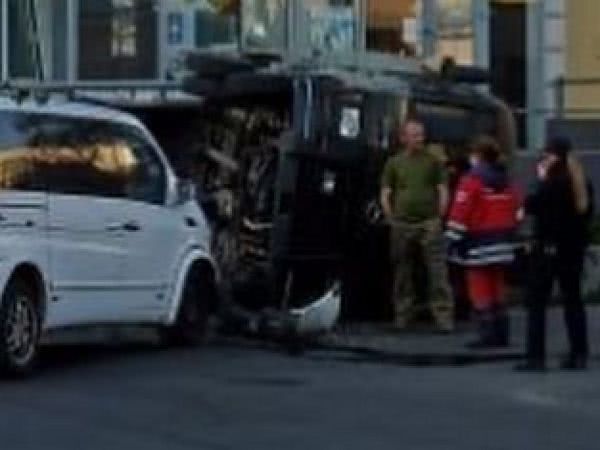 К месту ДТП приехала скорая помощь: В Херсоне автомобиль военных перевернулся на бок