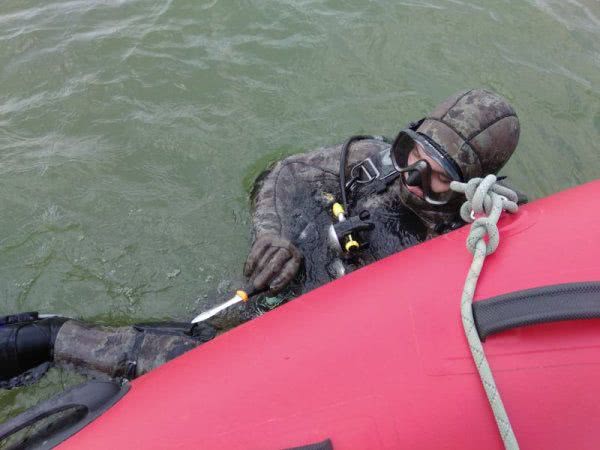 На Херсонщині із заливу Дніпра водолази дістали тіло чоловіка