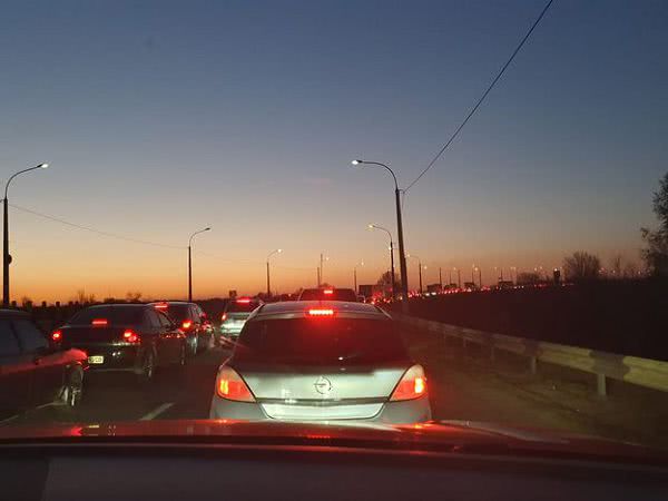 Один градусник на всех: пробка от блокпоста растянулась до Олешек