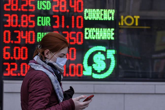 Доллар упал: стоит ли запасаться валютой