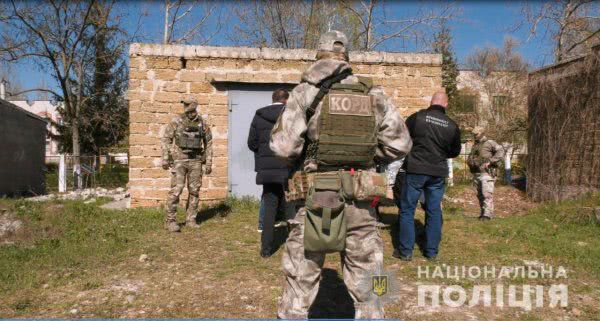 На Херсонщині поліцейські припинили масштабну діяльність організованої злочинної групи наркозбувальників з оборудками у сотні тисяч гривень