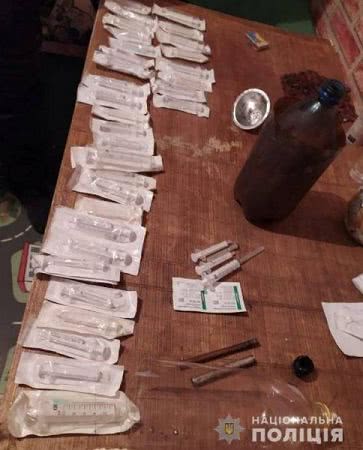 Каховські оперативники викрили наркопритон, де наркозалежні купували і вживали синтетичні наркотики