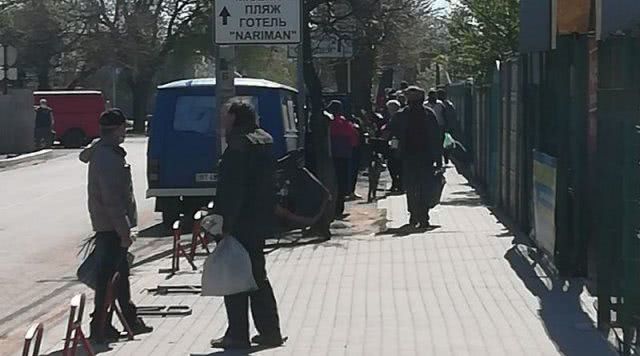 В Геническе работают стихийные рынки, люди ходят без масок