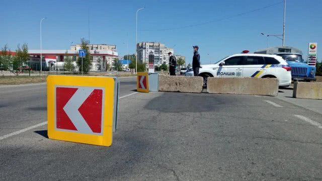 На въезде в Каховку установили блокпосты, в автобусы пускают по пропускам