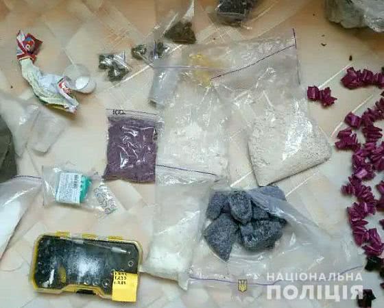 На Херсонщине полицейские пресекли деятельность двух интернет-ресурсов по продаже наркотиков