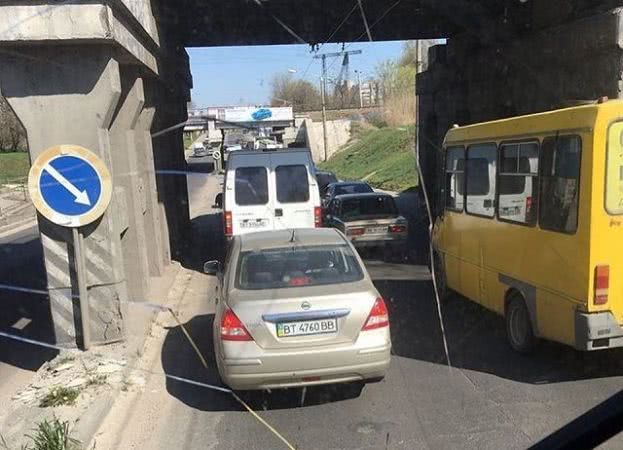 В Херсоне авария под мостом вызвала автомобильную пробку