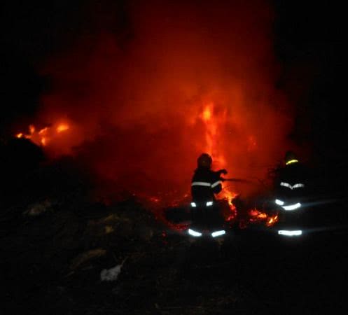 Новокаховські вогнеборці ліквідували пожежу сухого гілля біля міського сміттєзвалища