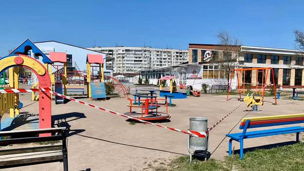 В Херсоне детские площадки оградили сигнальной лентой
