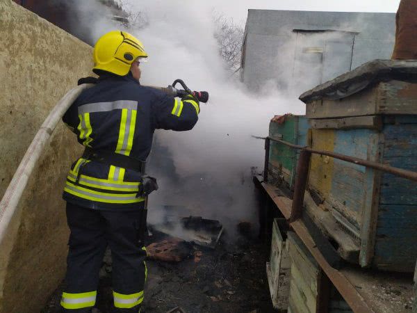 Херсонські патрульні допомогли жінці при пожежі