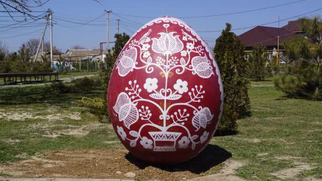 На Арабатской Стрелке установили большую пасхальную писанку