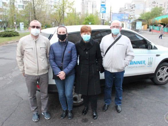 Медиков инфекционной больницы в Херсонской области на работу доставляют "футбольные" авто
