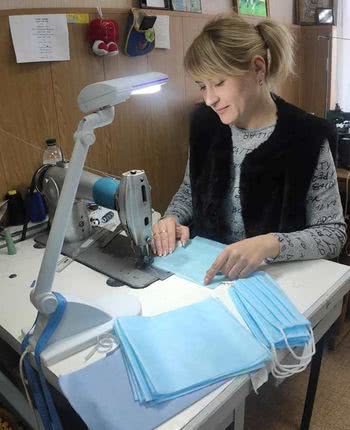 Працівники гімназії імені Шевченка пошили 1600 медичних масок