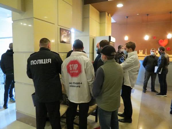 «Стопкор» с киевскими «титушками» в Херсоне взяли в осаду здание по Лютеранской