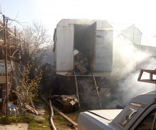 Білозерські рятувальники гасили пожежу на пересувній пасіці