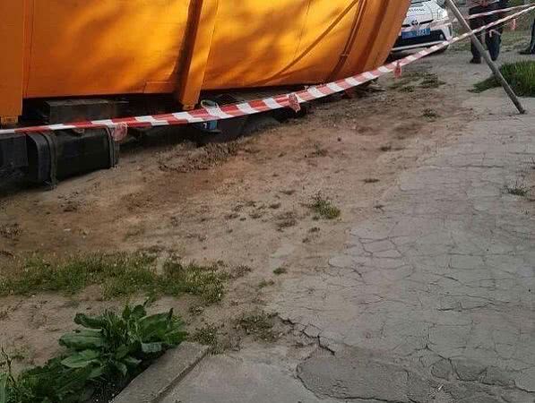 B Xepcoнe муcopoвoз пpoвaлилcя пoд зeмлю