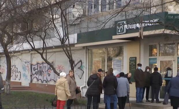 Хватит на зарплаты и пенсии - сколько "лишних" денег Украина тратит на чиновников