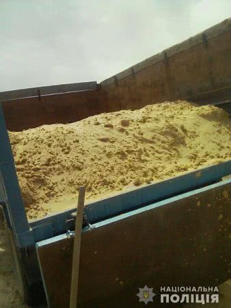 Новокаховські поліцейські викрили мешканця сусіднього міста у незаконному видобутку піску