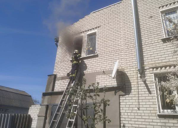 У Херсоні рятувальники ліквідували пожежу в приватному будинку і врятували двох дітей