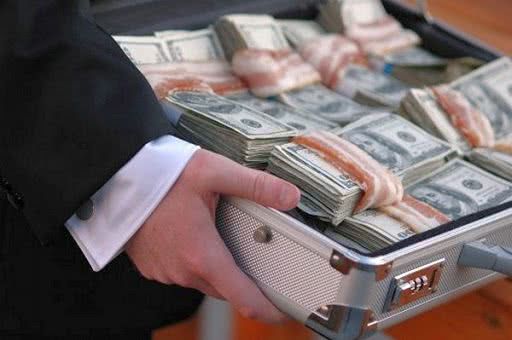 Украинским топ-чиновникам дали внушительные надбавки к зарплатам на 2020 год: документ